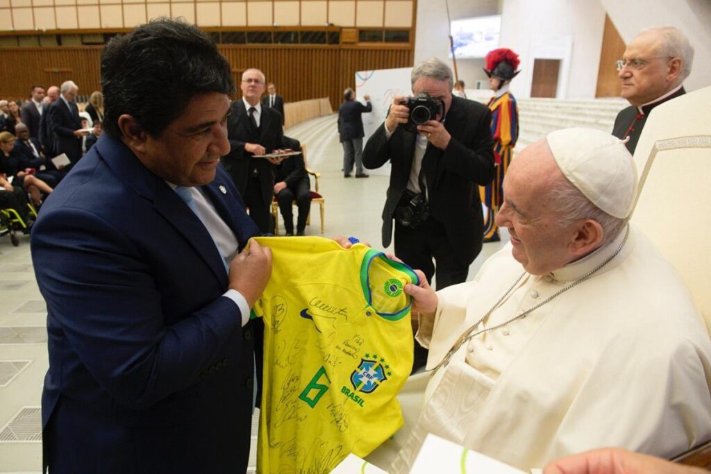cbf-decreta-minuto-de-silencio-em-jogos-no-brasil-apos-morte-do-papa