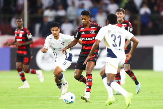 filipe-luis-valoriza-empate-e-revela-que-atacante-precisou-de-oxigenio