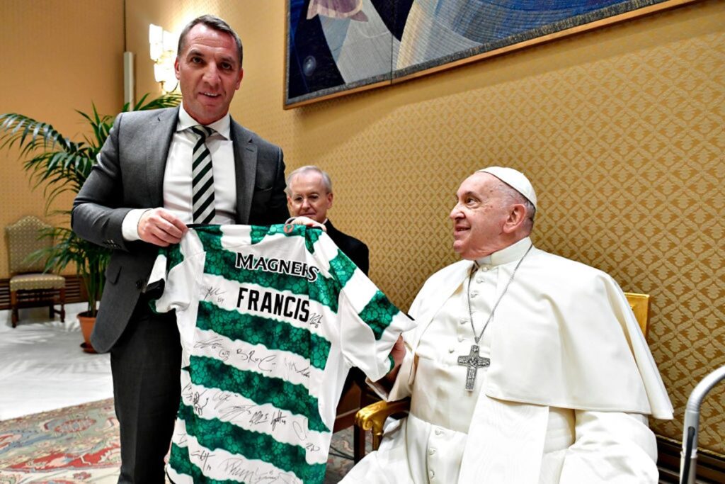 torcedores-de-time-escoces-ironizam-morte-de-papa-francisco.-entenda