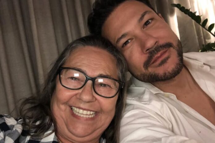 mae-de-joao-bosco,-da-dupla-com-vinicius,-se-forma-aos-66-anos