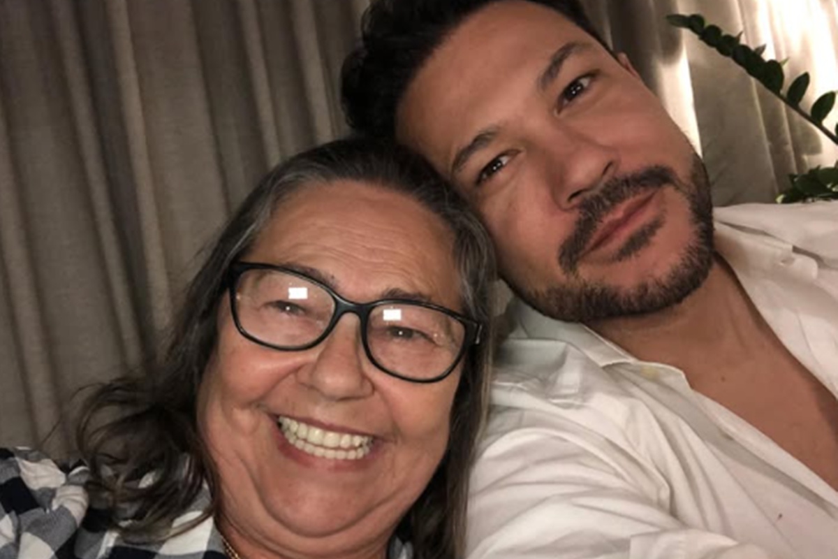 mae-de-joao-bosco,-da-dupla-com-vinicius,-se-forma-aos-66-anos