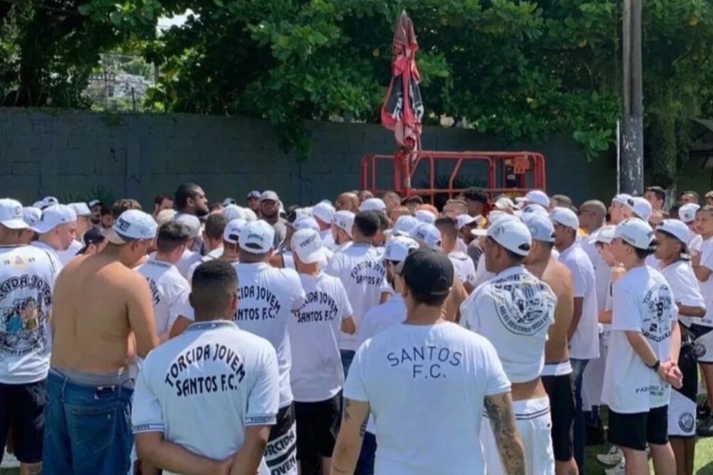video:-torcedores-invadem-ct-rei-pele-para-cobrar-elenco-do-santos
