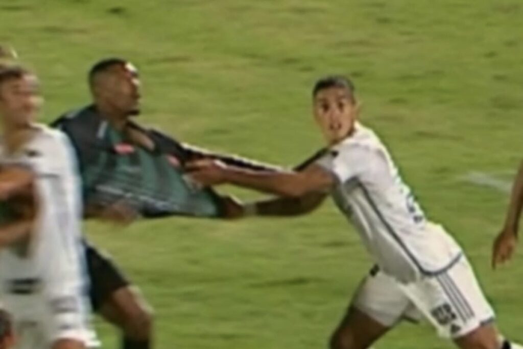 maringa-faz-posts-ironicos-por-penalti-nao-marcado-contra-atletico-mg