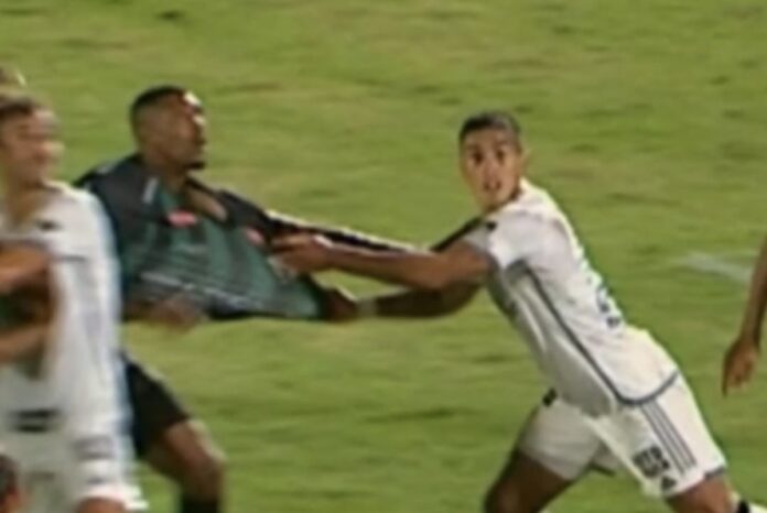 maringa-faz-posts-ironicos-por-penalti-nao-marcado-contra-atletico-mg