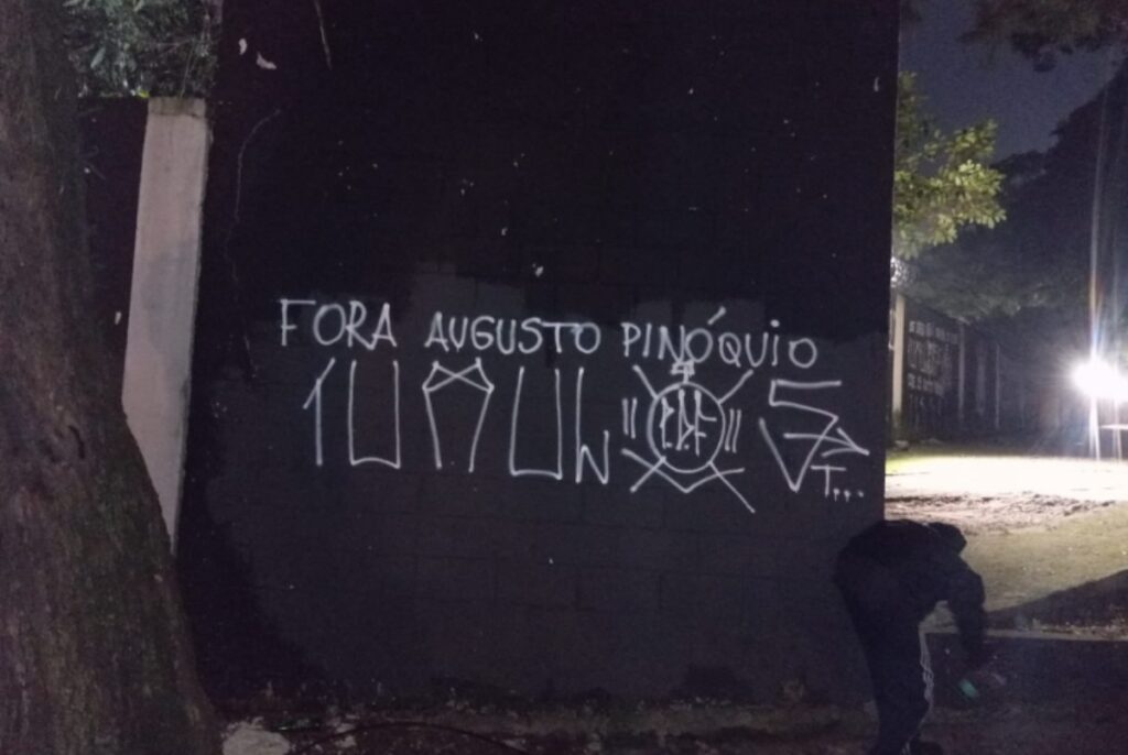 sede-do-corinthians-e-pichada-em-protesto-contra-augusto-melo.-veja