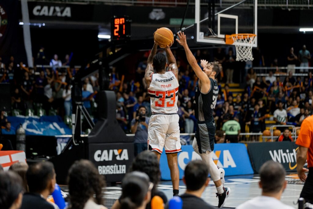brasilia-basquete-vence-sao-paulo-e-se-mantem-vivo-nos-playoffs-do-nbb