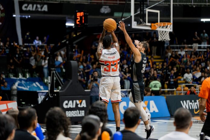 brasilia-basquete-vence-sao-paulo-e-se-mantem-vivo-nos-playoffs-do-nbb