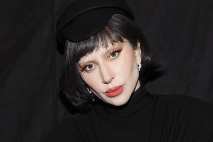 video:-lady-gaga-presenteia-fas-com-pizza-em-frente-a-hotel-no-rj