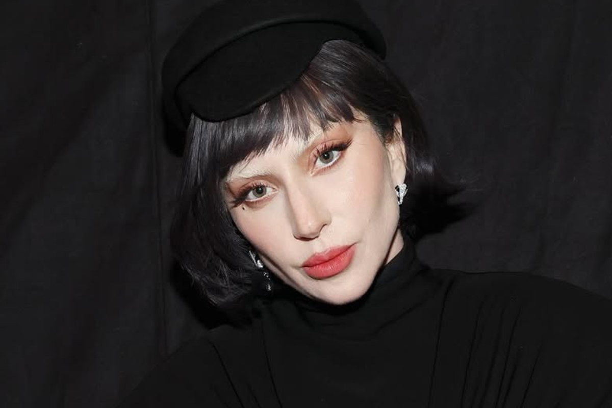 video:-lady-gaga-presenteia-fas-com-pizza-em-frente-a-hotel-no-rj