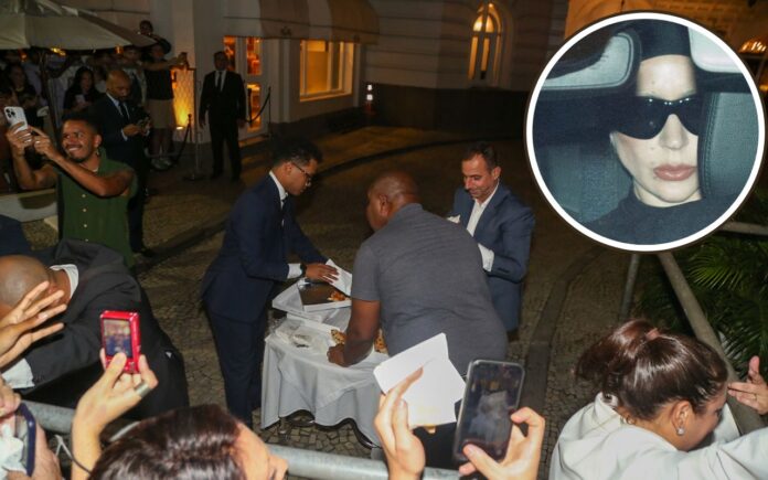 lady-gaga-distribui-pizzas-a-fas-na-calcada-do-copacabana-palace