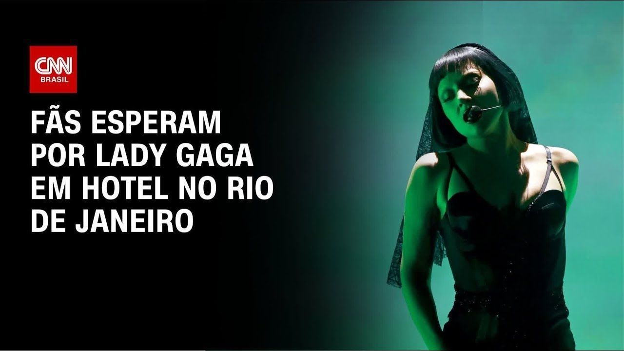 noivo-de-lady-gaga-aparece-em-janela-de-hotel-no-rio-antes-de-show