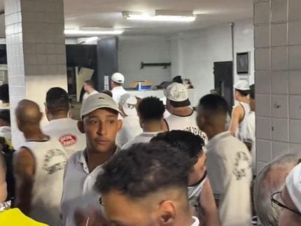 grupo-tenta-invadir-sala-de-imprensa-do-santos-apos-empate-pela-copa-do-brasil