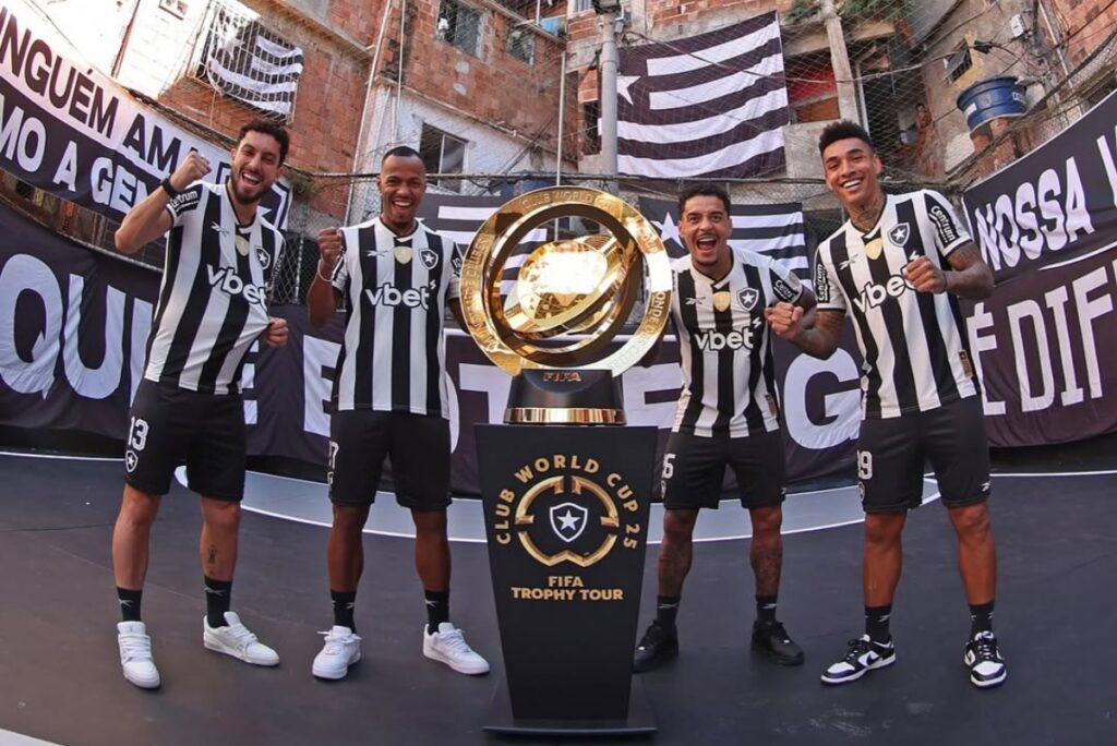 botafogo-leva-trofeu-do-mundial-de-clubes-para-comunidade-no-rj;-veja