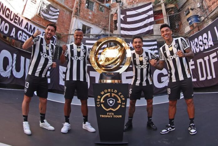 botafogo-leva-trofeu-do-mundial-de-clubes-para-comunidade-no-rj;-veja