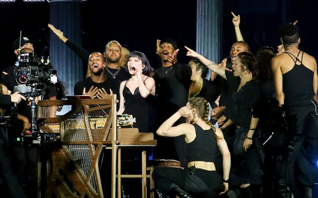 lady-gaga-ensaia-e-se-emociona-no-palco-em-copacabana.-fotos!
