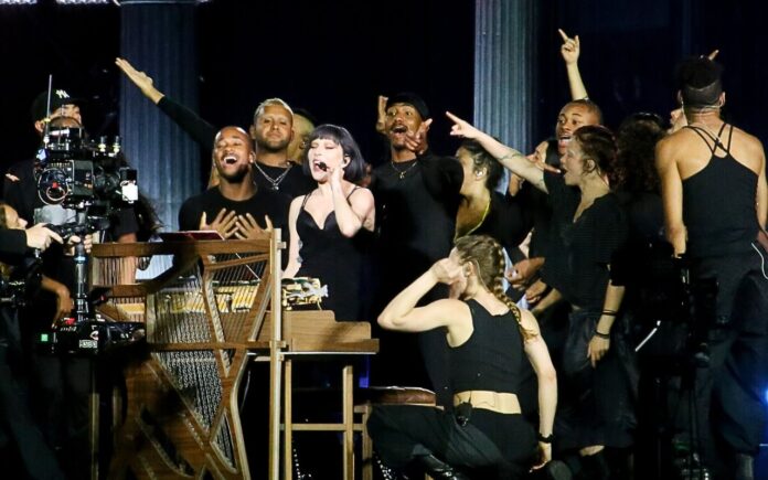 lady-gaga-ensaia-e-se-emociona-no-palco-em-copacabana.-fotos!
