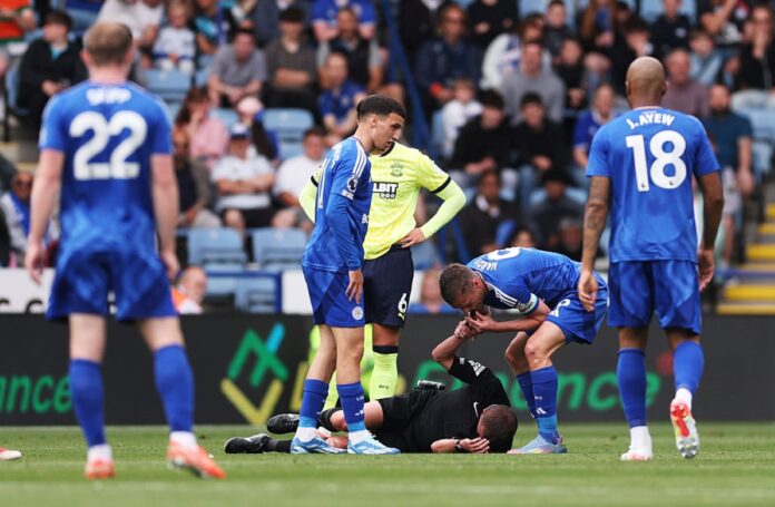 jogador-atinge-arbitro-e-vardy-“apita-falta”-para-paralisar-jogo.-veja