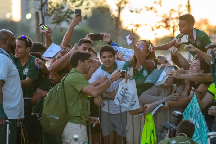 com-festa-da-torcida,-elenco-do-palmeiras-e-recepcionado-em-brasilia