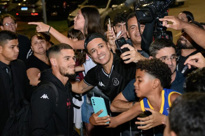 torcida-recebe-o-elenco-do-vasco-com-festa-antes-de-jogao-no-df