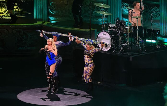 aos-prantos,-lady-gaga-agradece-fas-no-rio:-“esperaram-por-mim”