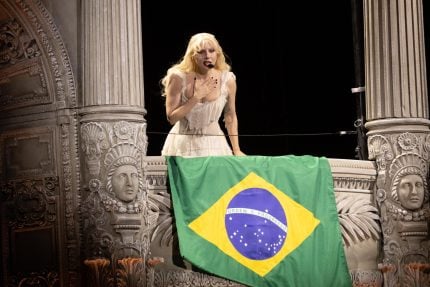lady-gaga-emociona-fas-no-rio-com-discurso-tocante-em-copacabana