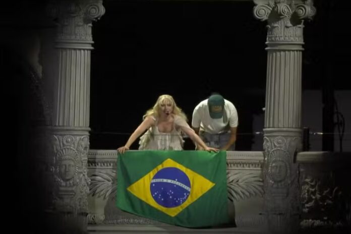 lady-gaga-chora,-se-emociona-e-faz-homenagem-aos-fas-brasileiros