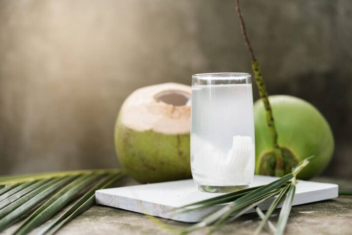 veja-beneficios-a-saude-de-incluir-a-agua-de-coco-na-dieta