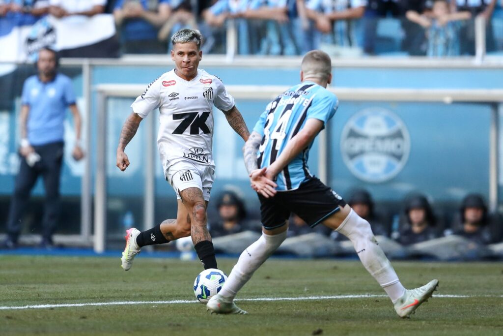 gremio-vence-santos,-escapa-do-z4-e-afunda-peixe-na-classificacao
