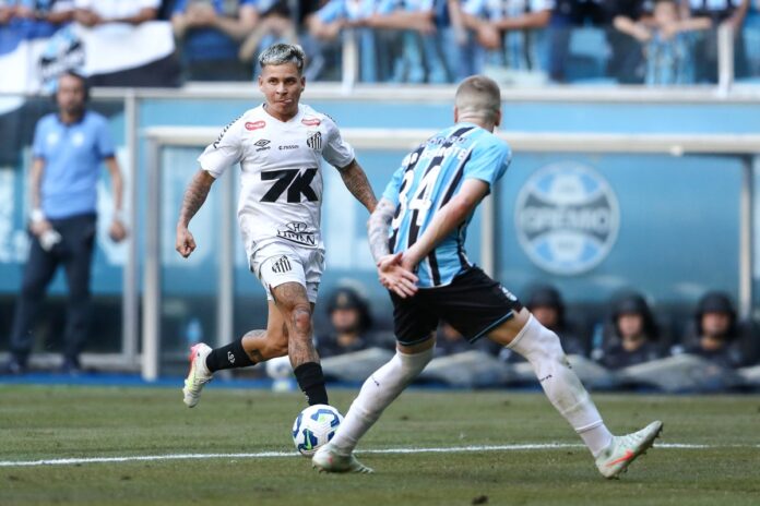 gremio-vence-santos,-escapa-do-z4-e-afunda-peixe-na-classificacao