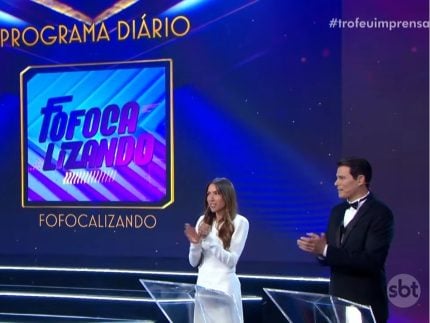 “fofocalizando”-vence-ana-maria-e-leva-trofeu-imprensa:-“foi-o-ano-da-virada”,-diz-leo-dias,-emocionado