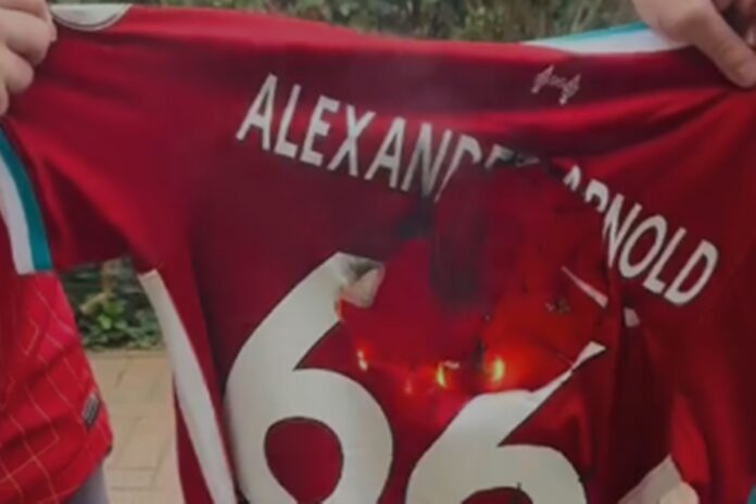 video:-torcedor-queima-camisa-de-arnold-apos-anuncio-de-saida