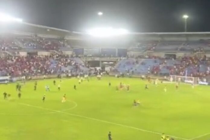 torcida-invade-o-campo-e-tecnico-e-agredido-na-colombia.-assista