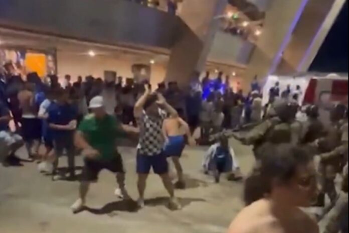 video:-pm-agride-torcedores-do-cruzeiro-durante-comemoracao-pos-jogo