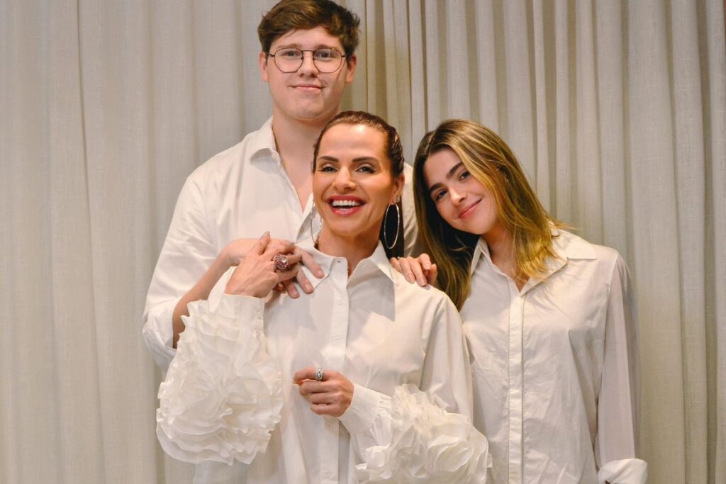 karen-lopes-abre-ensaio-exclusivo-do-dia-das-maes-ao-lado-dos-filhos