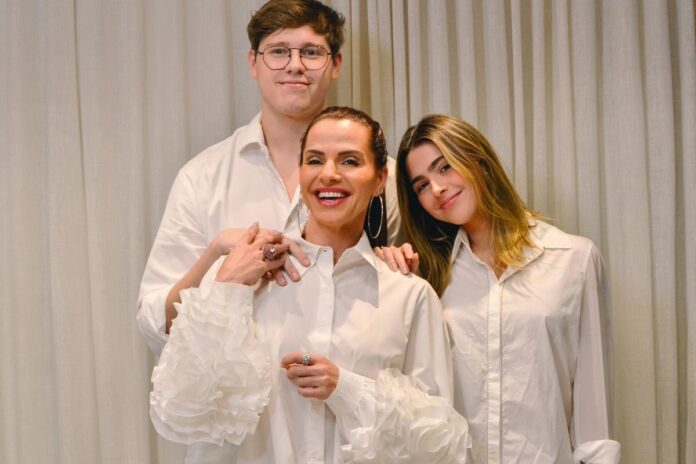 karen-lopes-abre-ensaio-exclusivo-do-dia-das-maes-ao-lado-dos-filhos