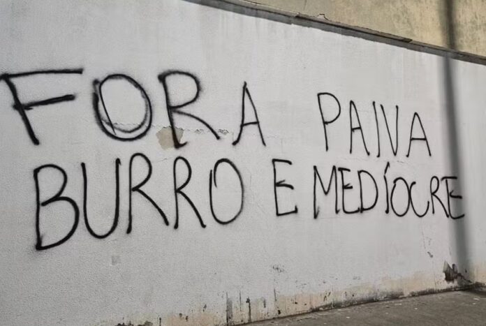 torcida-do-botafogo-picha-muros-do-nilton-santos-em-protesto.-veja