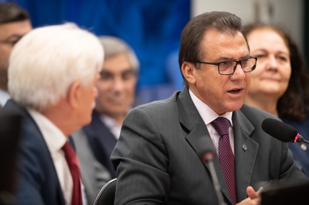 ministro-do-trabalho-defende-transicao-da-escala-6×1-para-5×2:-“cruel”