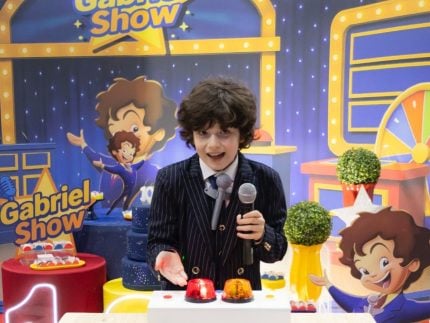 gabriel-avellar-vira-“silvio-santos-mirim”-e-celebra-10-anos-com-elenco-do-sbt