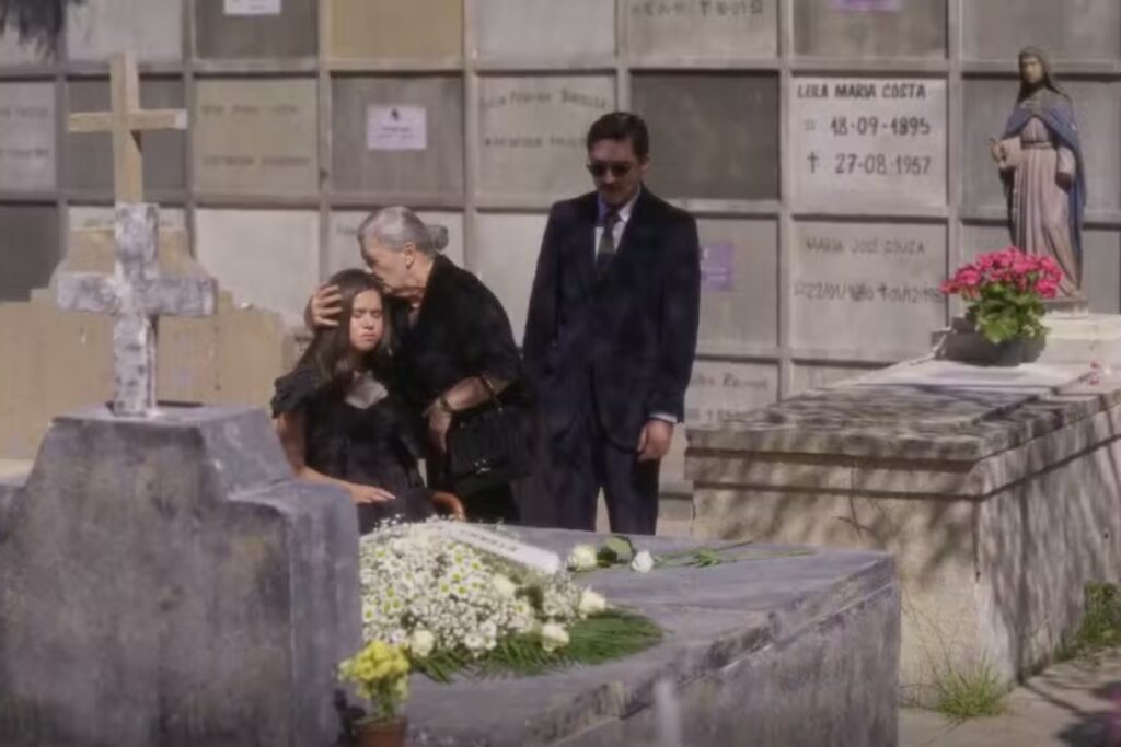 garota-do-momento:-bia-aparece-no-velorio-da-mae-e-emociona