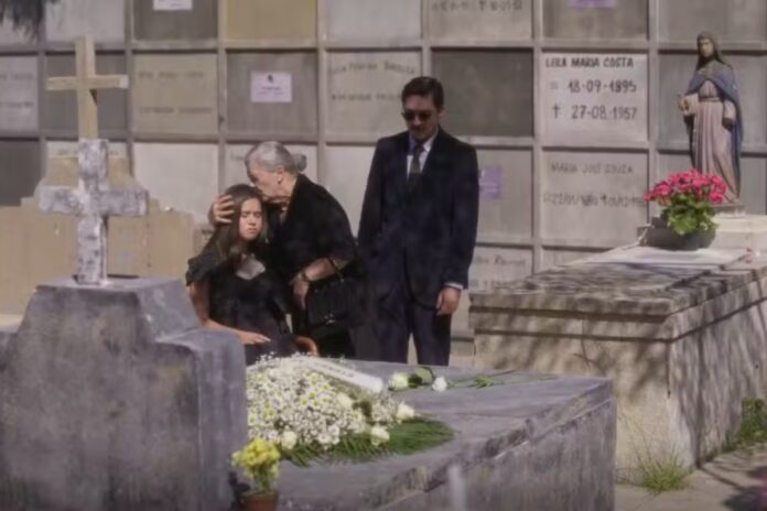 garota-do-momento:-bia-aparece-no-velorio-da-mae-e-emociona