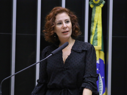 carla-zambelli-deixa-o-brasil-apos-condenacao-no-stf-e-deve-se-licenciar-de-mandato