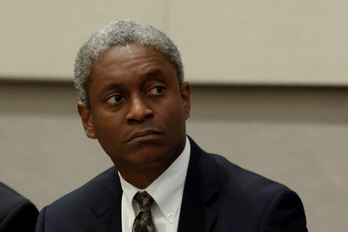 bostic-diz-que-incerteza-atual-exige-paciencia-do-fed-na-politica-monetaria