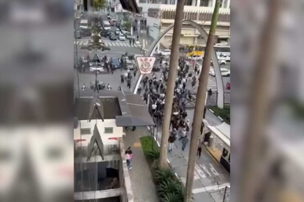video:-veja-momento-em-que-torcedores-do-corinthians-invadem-sede