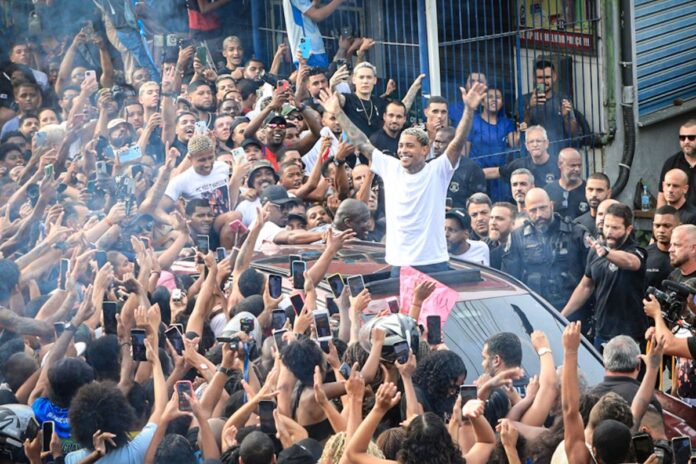 mc-poze-do-rodo-deixa-a-prisao-no-rio-de-janeiro