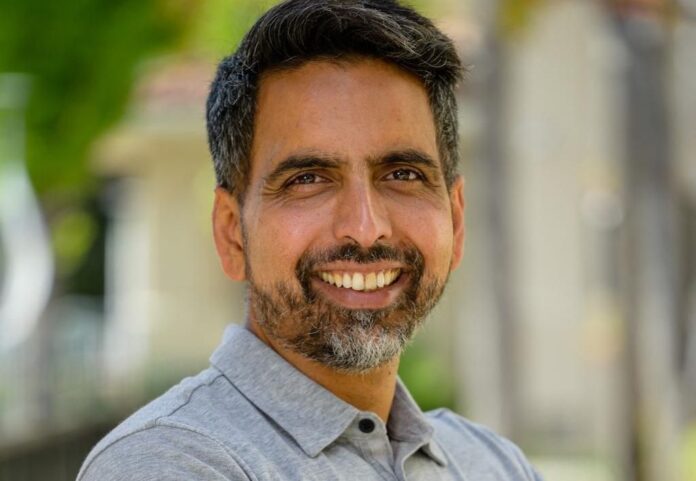 “professor-continuara-no-controle”,-diz-sal-khan-a-cnn-sobre-ia-nas-escolas