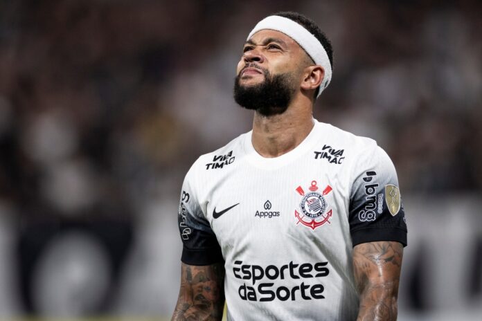 depay-analisa-temporada-do-corinthians:-“a-equipe-precisa-melhorar”