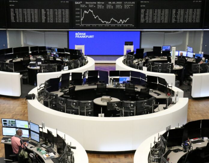 bolsas-da-europa-fecham-em-alta-limitada-por-tensao-comercial