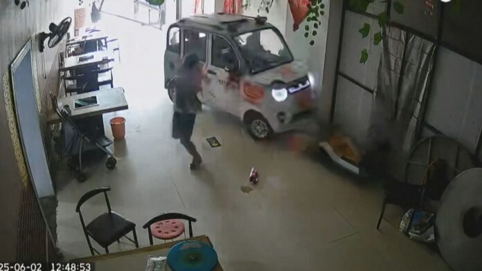 irma-entra-na-frente-de-carro-para-salvar-bebe-na-china;-veja-o-momento