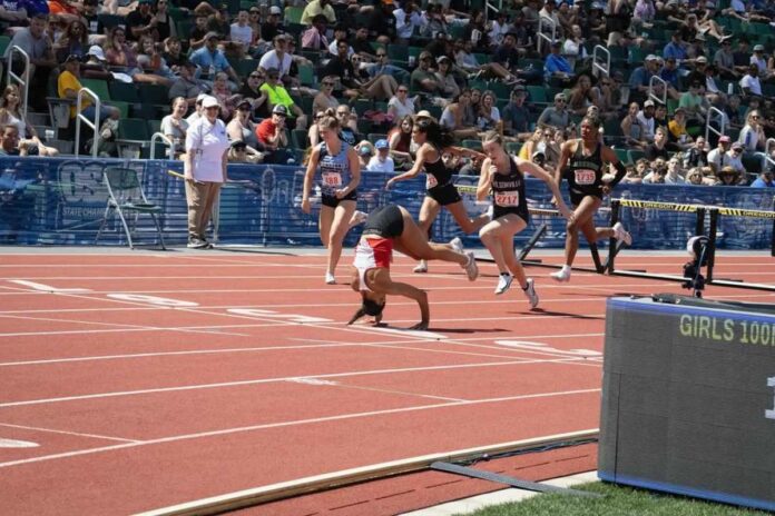 video:-atleta-finaliza-corrida-com-cambalhotas-apos-cair-na-pista