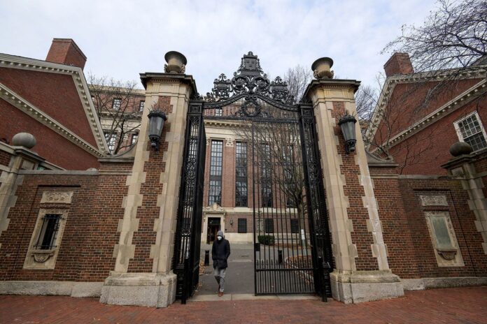 juiza-veta-proibicao-de-trump-para-estudantes-internacionais-em-harvard